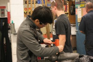Caminos hacia la fabricación - Estudiante que trabaja con metales