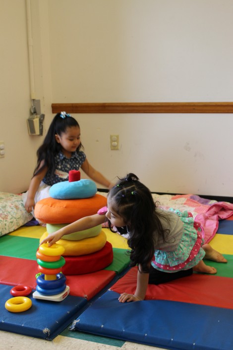 Los niños juegan con formas en el evento Bring the Museum to Community