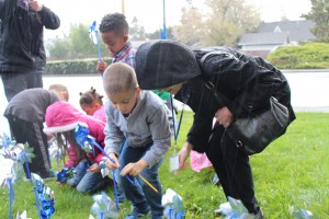 PPS Vestal School Elementary Los estudiantes de Kindergarten desafían la lluvia para plantar pinwheels en apoyo del Mes de Prevención del Abuso Infantil.