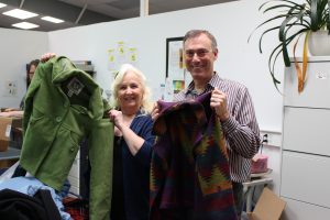 Dianne Denham y Jeff Cogen muestran abrigos donados
